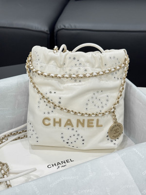 CHANEL 22 MINI HANDBAG   Shiny Calfskin & Gold-Tone Metal  White