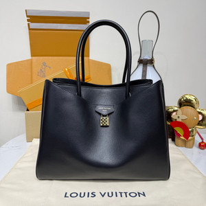 Louis Vuitton Vendôme MM in Black M26338