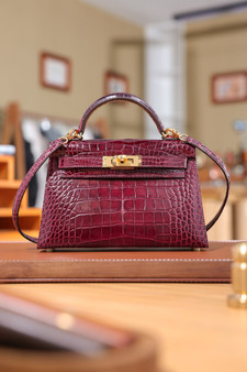 Hermès Kelly 20 Mini II Sellier Cassis Alligator Gold Hardware  Hermès Kelly 20 Mini II Sellier Cassis Alligator Gold Hardware