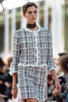 CHANEL.SPRING-SUMMER 2025  JACKET   Cotton Tweed & Feathers  Black & White CHANEL.SPRING-SUMMER 2025  JACKET   Cotton Tweed & Feathers  Black & White