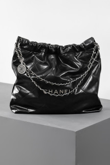 CHANEL 22 HANDBAG Black Medium SS 2025