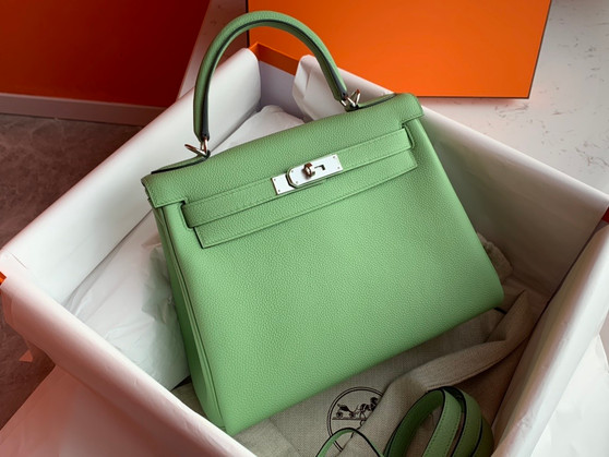 Hermes 3I Vert Criquet  Kelly 28 cm Togo Palladium Hardware  Hermes 3I Vert Criquet  Kelly 28 cm Togo Palladium Hardware