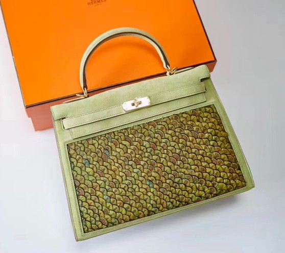Hermes  FEATHER KELLY 32 Green Peacock feather & Suede  with Gold Hardware Hermes  FEATHER KELLY 32 Green Peacock feather & Suede  with Gold Hardware