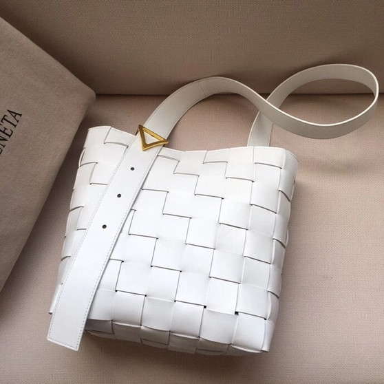 Bottega Veneta MAXI SHOULDER BAG WHITE Bottega Veneta MAXI SHOULDER BAG WHITE