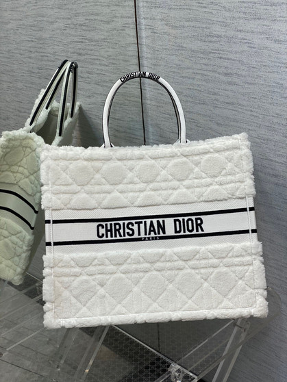 Christian Dior LARGE DIOR BOOK TOTE Latte Cannage Shearling (42 x 35 x 18.5 cm)