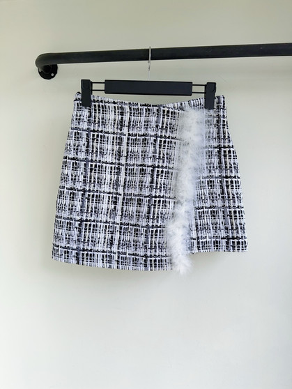 CHANEL SPRING-SUMMER 2025   SHORTS   Cotton Tweed & Feathers  Black & White 