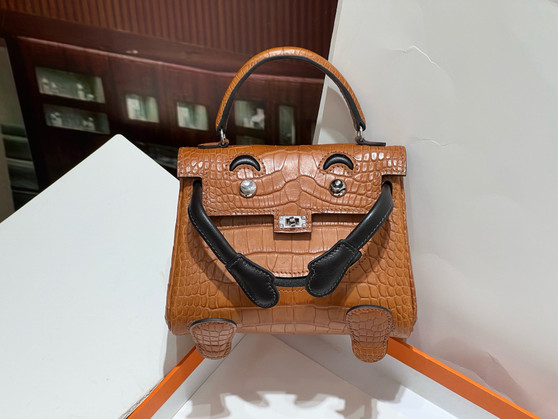 Hermes Kelly Idole (Kelly Doll) in Gold Nilo crocodile with Palladium hardware.