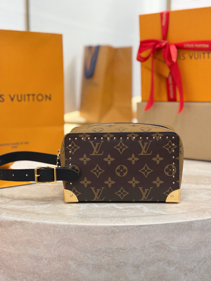 Louis Vuitton Locker Dopp Kit bag (model M29313)