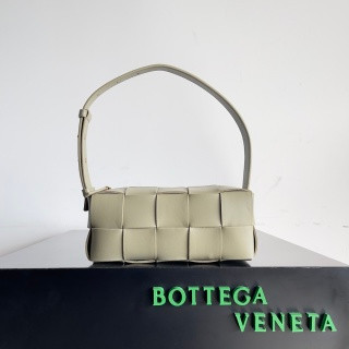 Bottega Veneta Brick Cassette - Off-White