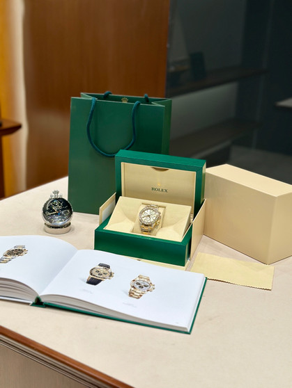 Rolex Daytona Cosmograph 126598TBR Yellow Gold Diamond 40mm Complete Set
