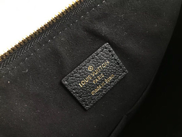 Louis Vuitton M44397 V TOTE MM