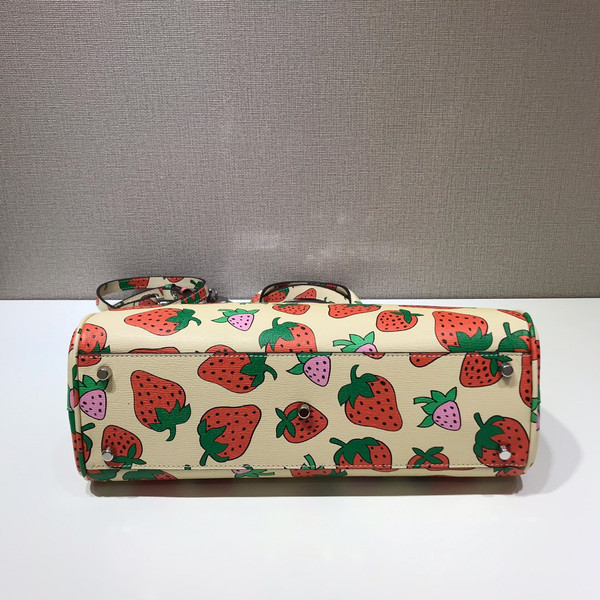 Gucci Zumi Strawberry print medium top handle bag