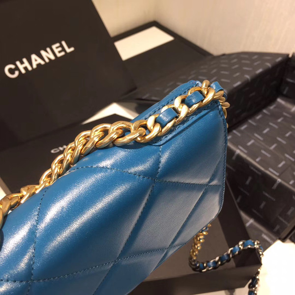 CHANEL 19 Wallet on Chain Blue