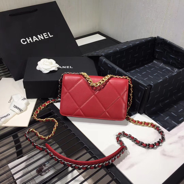 CHANEL 19 Wallet on Chain Red