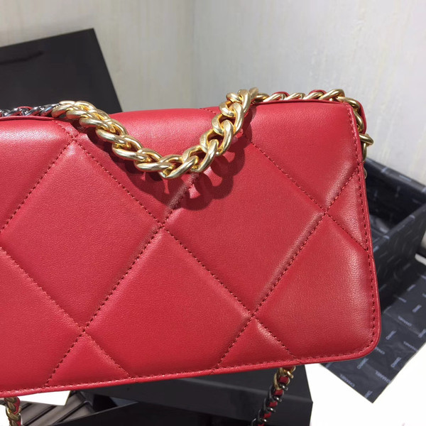 CHANEL 19 Wallet on Chain Red