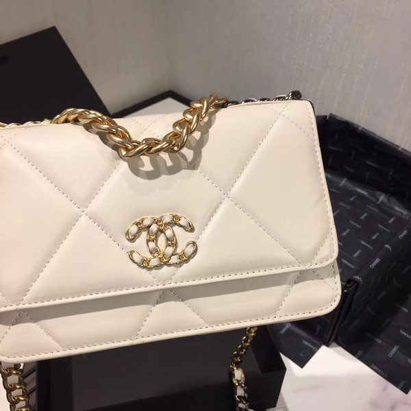 CHANEL 19 Wallet on Chain White
