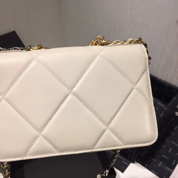 CHANEL 19 Wallet on Chain White