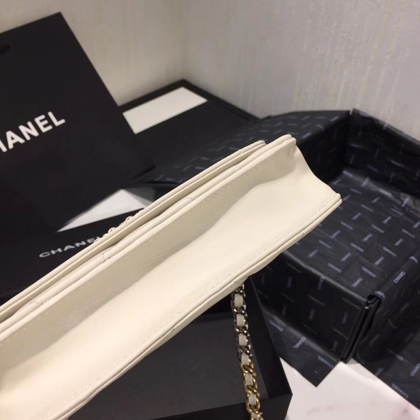 CHANEL 19 Wallet on Chain White