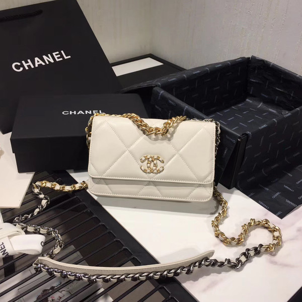 CHANEL 19 Wallet on Chain White