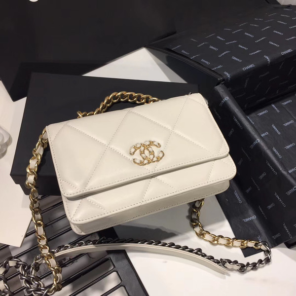 CHANEL 19 Wallet on Chain White