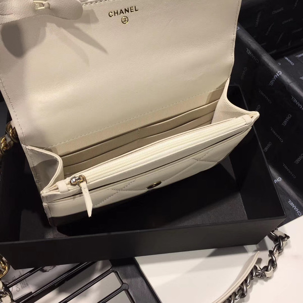 CHANEL 19 Wallet on Chain White