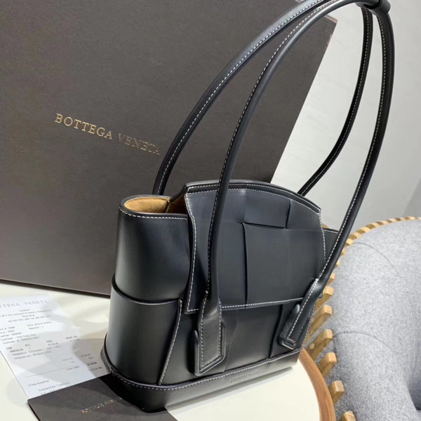 Bottega Veneta ARCO 33 BAG IN FRENCH CALFSKIN Black