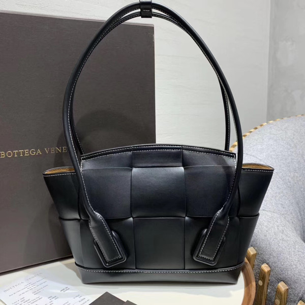 Bottega Veneta ARCO 33 BAG IN FRENCH CALFSKIN Black