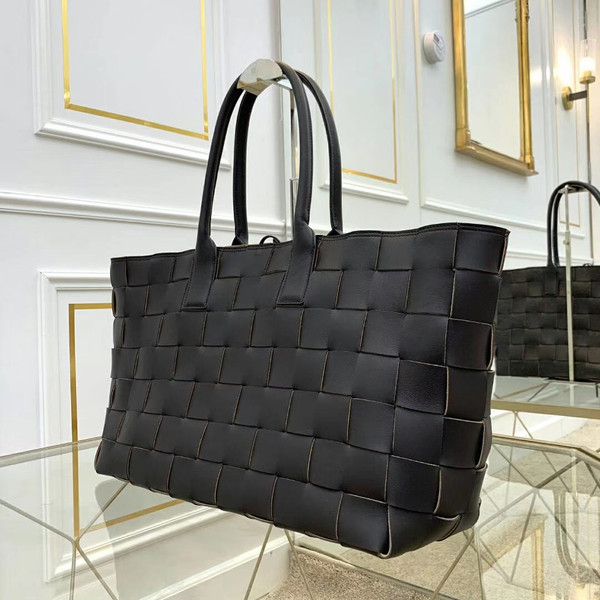 Bottega Veneta MEDIUM TOTE IN MAXI INTRECCIO Black