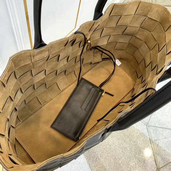 Bottega Veneta MEDIUM TOTE IN MAXI INTRECCIO Black