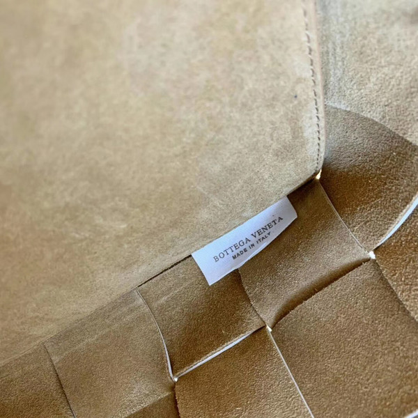 Bottega Veneta MEDIUM TOTE IN MAXI INTRECCIO White