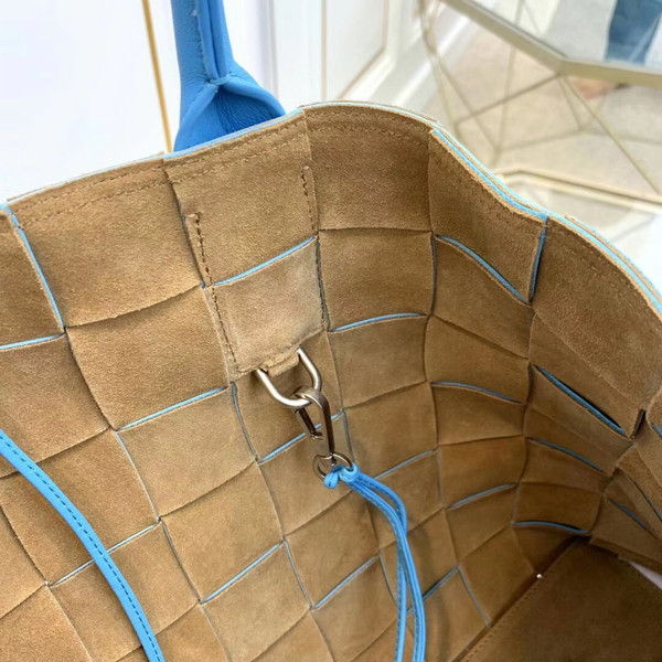 Bottega Veneta MEDIUM TOTE IN MAXI INTRECCIO Blue