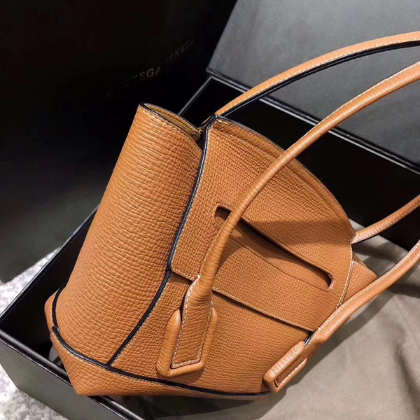 Bottega Veneta ARCO 33  in grainy calfskin