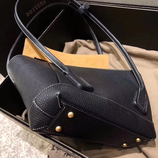 Bottega Veneta ARCO 33  in Black  grainy calfskin