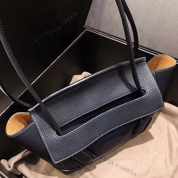 Bottega Veneta ARCO 33  in Black  grainy calfskin