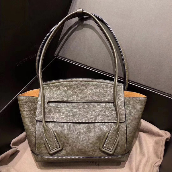 Bottega Veneta ARCO 33  in Green grainy calfskin