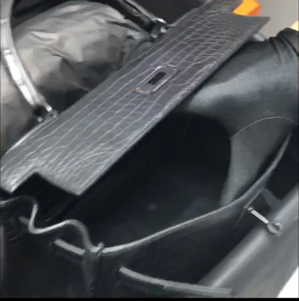 Hermes SAC KELLY SO BLACK RETOURNÉ 35 EN ALLIGATOR NOIR, GARNITURE EN MÉTAL PLAQUÉ NOIR, ÉDITION LIMITÉE