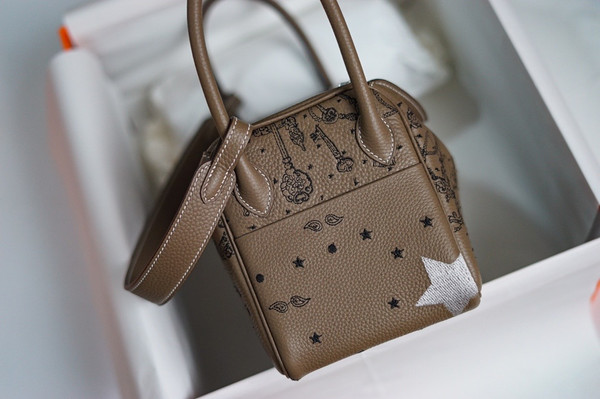 [Online Exclusive] Hermes Limited Edition Embroidered Lindy 26 Bag