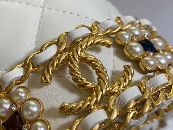 Chanel BUCKET WITH CHAIN White