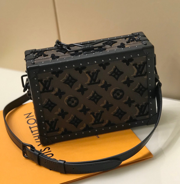 Louis Vuitton M20233  CLUTCH BOX