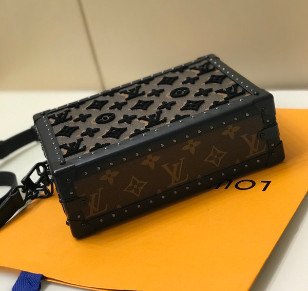 Louis Vuitton M20233  CLUTCH BOX