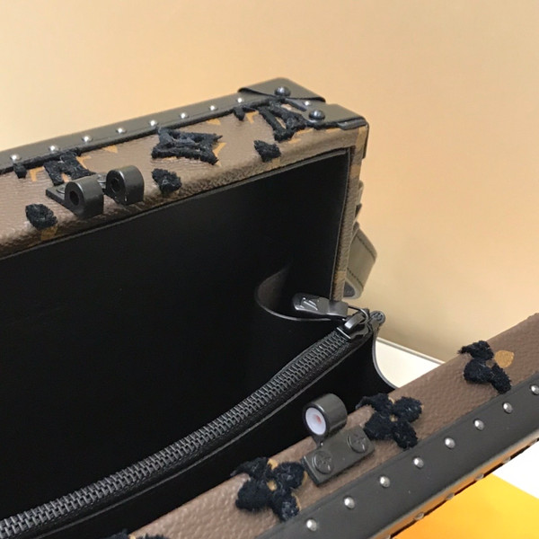 Louis Vuitton M20233  CLUTCH BOX