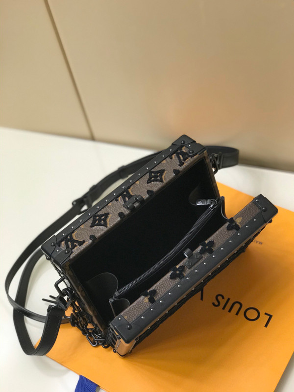 Louis Vuitton M20233  CLUTCH BOX