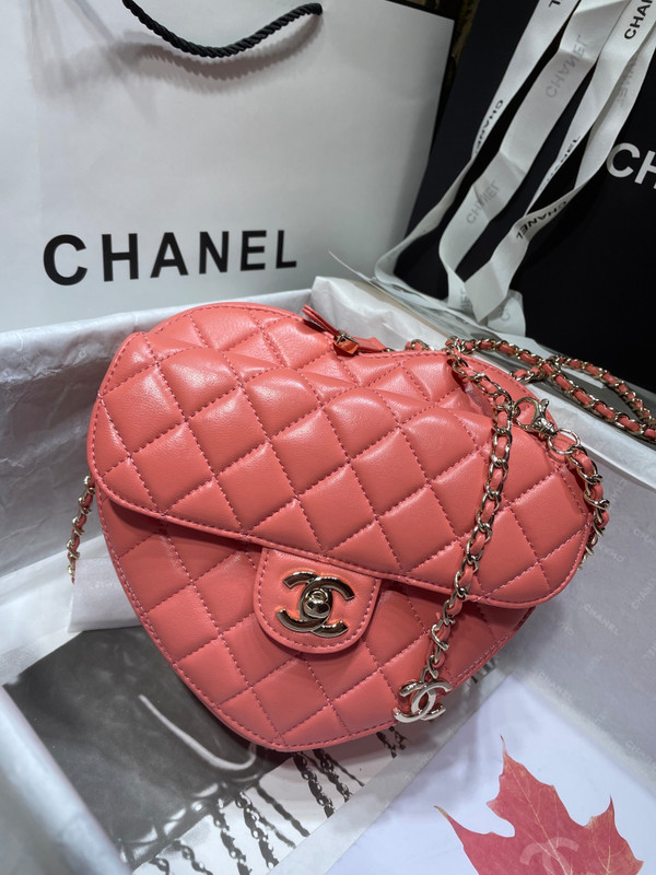 Chanel heart-shaped quilted crossbody bag (Chanel Spring-Summer 2022 Runway Bag Collection)