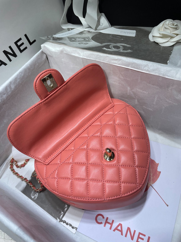 Chanel heart-shaped quilted crossbody bag (Chanel Spring-Summer 2022 Runway Bag Collection)