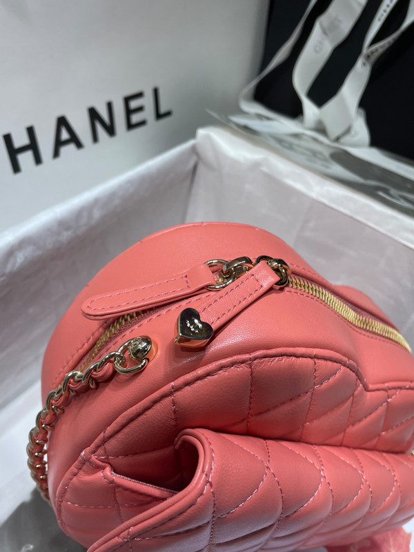 Chanel heart-shaped quilted crossbody bag (Chanel Spring-Summer 2022 Runway Bag Collection)