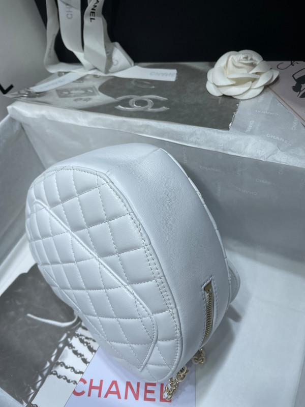 Chanel White heart-shaped quilted crossbody bag (Chanel Spring-Summer 2022 Runway Bag Collection)