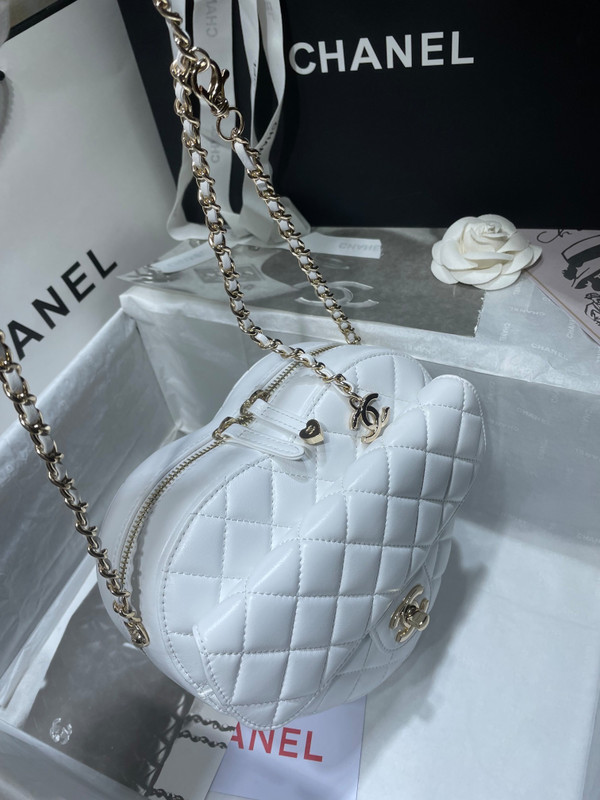 Chanel White heart-shaped quilted crossbody bag (Chanel Spring-Summer 2022 Runway Bag Collection)