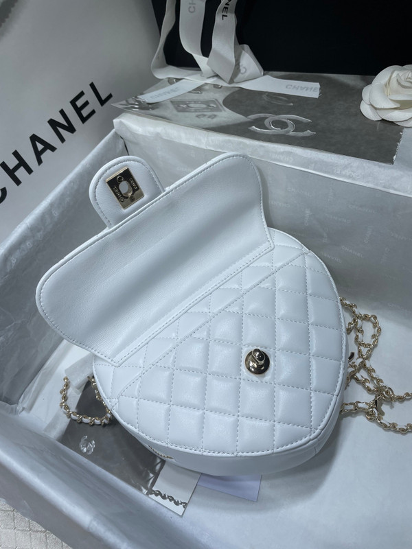 Chanel White heart-shaped quilted crossbody bag (Chanel Spring-Summer 2022 Runway Bag Collection)