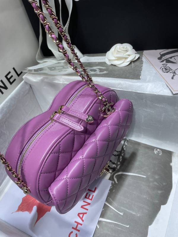 Chanel Purple heart-shaped quilted crossbody bag (Chanel Spring-Summer 2022 Runway Bag Collection)