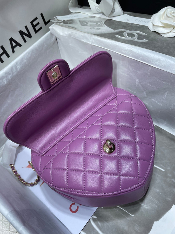 Chanel Purple heart-shaped quilted crossbody bag (Chanel Spring-Summer 2022 Runway Bag Collection)
